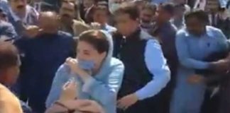 PML-N leader Maryam Nawaz got hit by her own guard in a crowd Hit-marium-nawaz