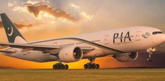 PIA hostess being awarded Rs.100,000 for her act of honesty PIA-hostess