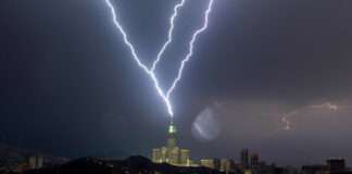 A Saudi storm hits Makkah with lightning and strong winds.