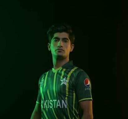 Naseem Shah Posts a Touching Image in Memory of His Late Mother