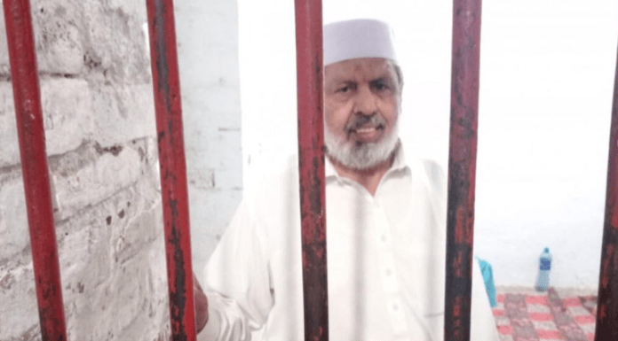 Owner of Charsi Tikka Gets Famous For Kissing A Foreign Tourist