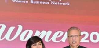 President Arif Alvi presents the Rising Women Award to Coca-Cola Pakistan.
