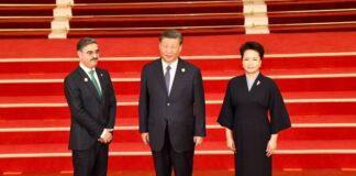 At the third Belt and Road meeting dinner, Pakistani Prime Minister Kakar greets Chinese President Xi Jinping.