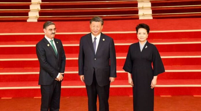 At the third Belt and Road meeting dinner, Pakistani Prime Minister Kakar greets Chinese President Xi Jinping.