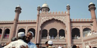 On Eidul Fitr in 2024, how many vacations would Pakistanis receive?