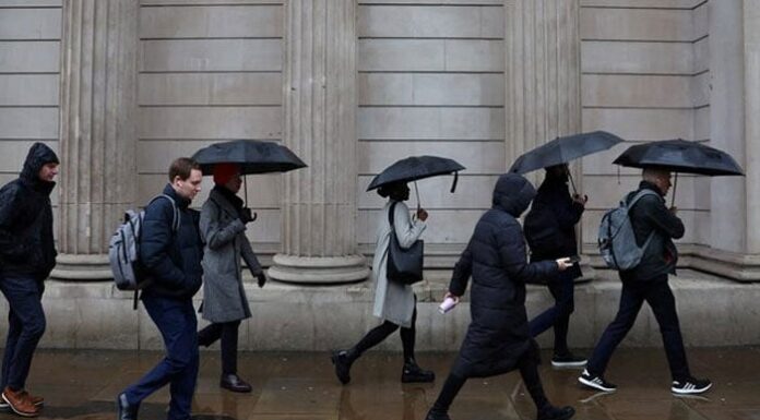 UK to hike minimum wage by 6.7%