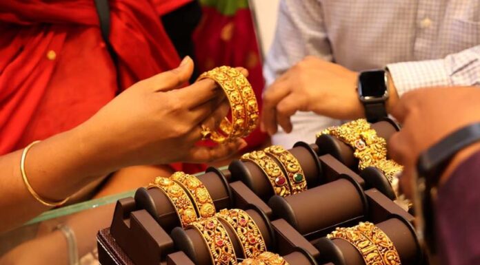 Gold prices per tola witness sharp drop in Pakistan