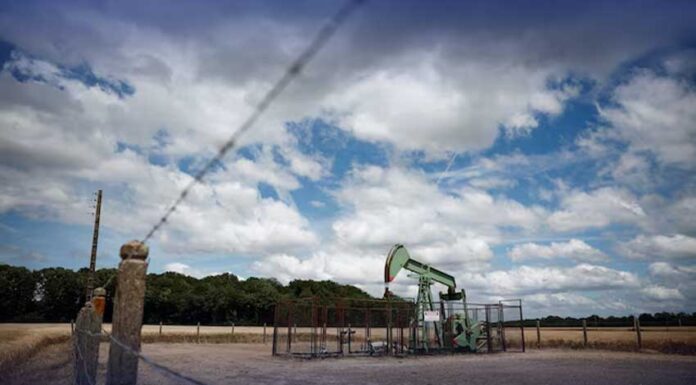 Oil prices down on US fuel stocks build, dollar strength