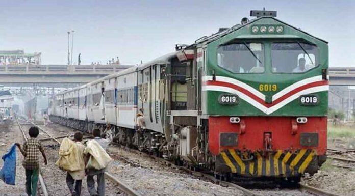 Shalimar Express derails between Hyderabad and Matiari; relief efforts underway