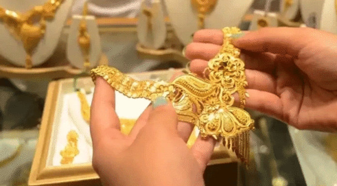 Gold price in Pakistan drops slightly